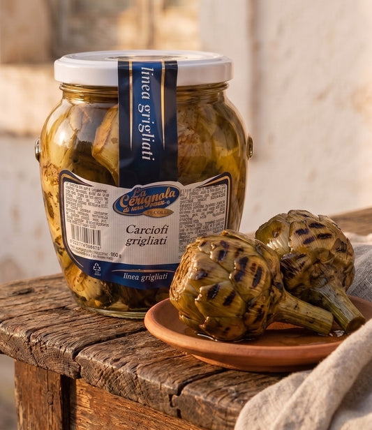 Carciofi interi grigliati e messi sott'olio con aglio e prezzemolo. Nota affumicata dalla griglia.