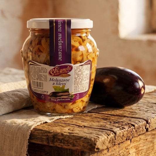Melanzane a filetti sott'olio con peperoni, aglio e prezzemolo. Le prepara la famiglia Iaculli a Cerignola. Vaso vetro da 550 gr lecce puglia