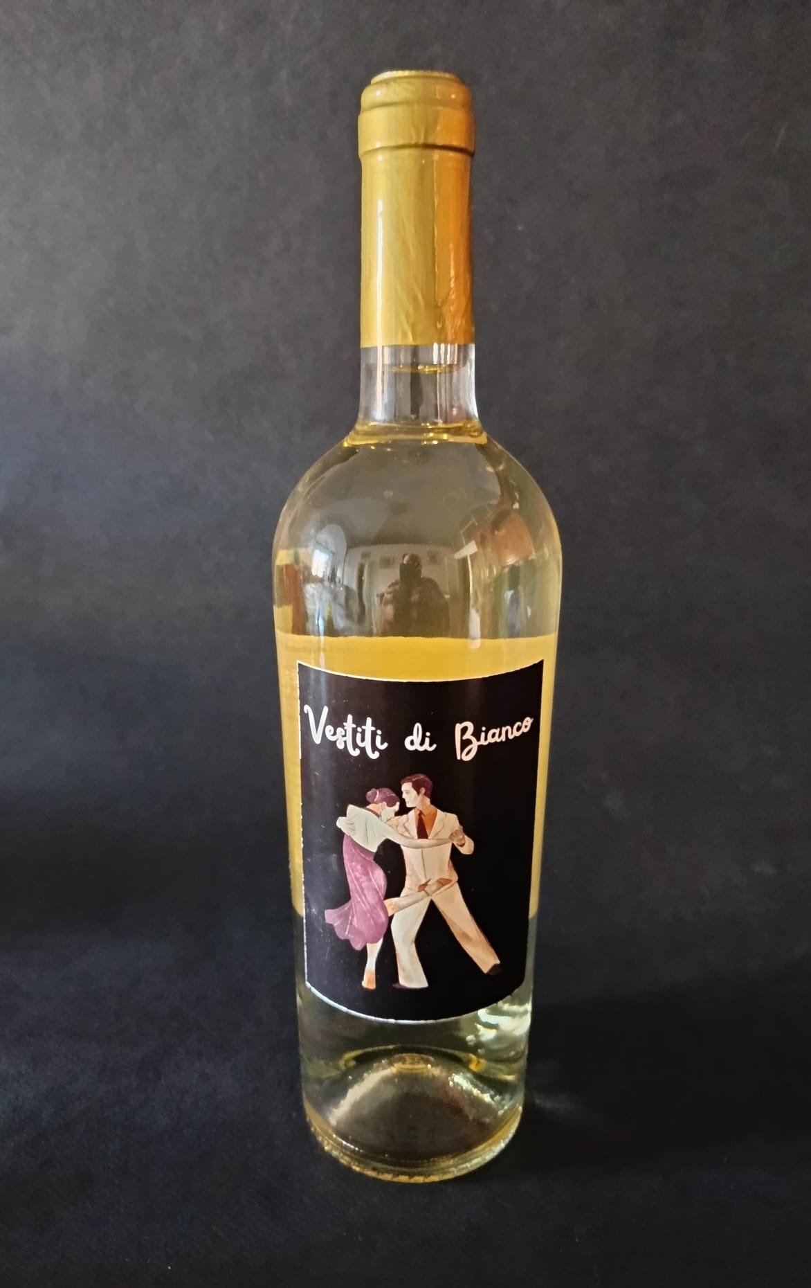 Vestiti di Bianco✨ Alla vista si presenta di un giallo paglierino tenue con una spuma fine e vivace 🥂
👃 Al naso sprigiona profumi fragranti di lieviti, frutta a polpa bianca 🍐 e delicate note floreali 🌸.
👅 Al palato è fresco, vivace, brioso e incredibilmente beverino 😋🍾