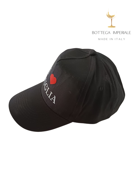 Cappellino I LOVE PUGLIA perfetto per uomini e donne di tutte le età. Realizzato in cotone naturale, offre un comfort eccezionale e una buona traspirabilità, ed è un accessorio versatile per ogni occasione Bottega Imperiale Regalo