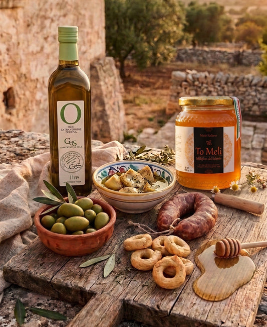 Sette prodotti pugliesi in un solo ordine, dal più delicato al più deciso: olio, scaldatelli, olive, carciofi, caciocavallo, salsiccia, miele crudo. Cosa contiene la box e perché...