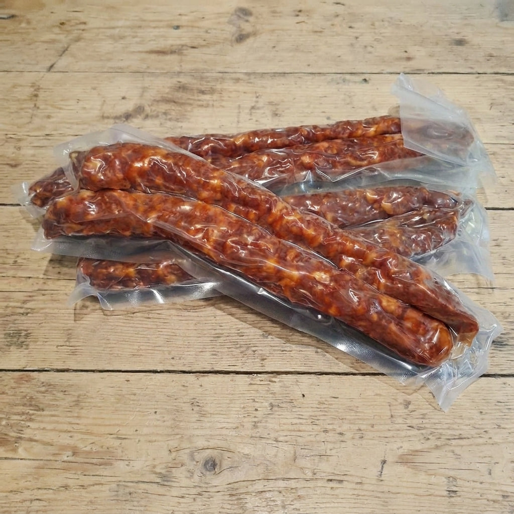 Salsiccia artigianale pugliese di puro suino in budello naturale, macinata grossa a punta di coltello