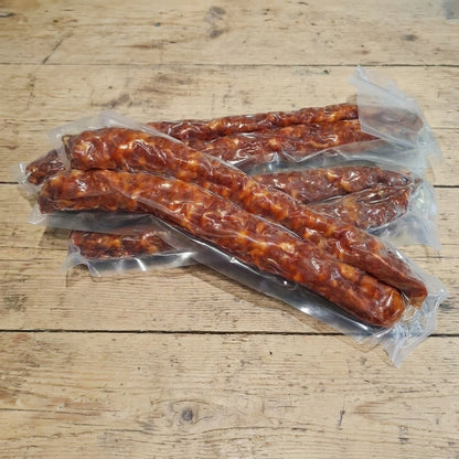 Salsiccia artigianale pugliese di puro suino in budello naturale, macinata grossa a punta di coltello